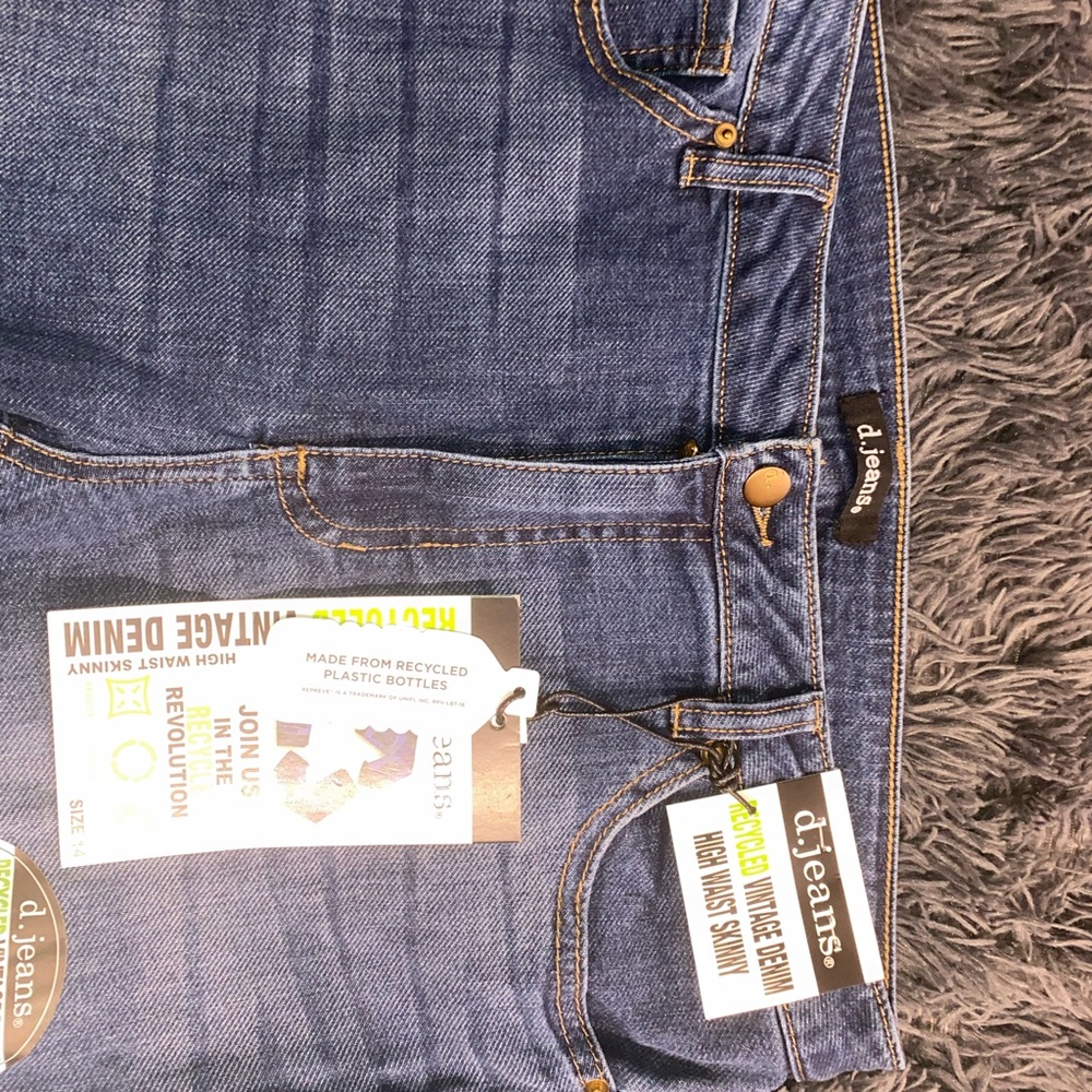 D. JEANS HIGH WAISTED